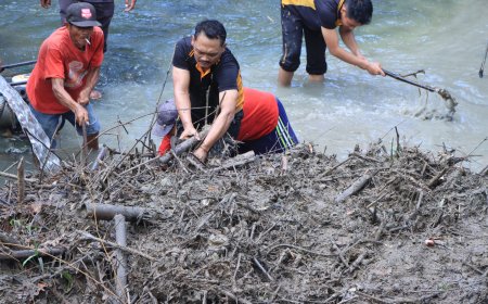 Sungai di Ngawi Dibersihkan Polres dalam Program ASRI