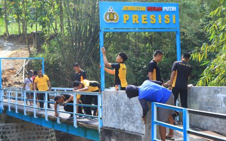 Polres Ngawi Rampungkan Perbaikan Jembatan Merah Putih Presisi di Blandongan   