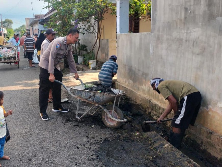 Gerakan Indonesia ASRI, Polres Probolinggo Kota Bersama Lintas Sektor Bersihkan Lingkungan