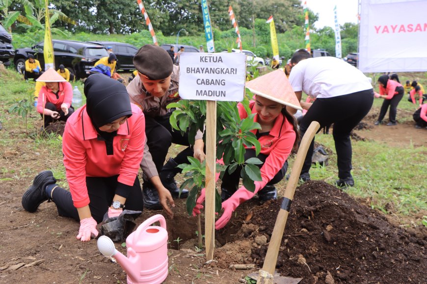 Ribuan Bibit Ditanam, Polres Madiun Rayakan Hari Bumi