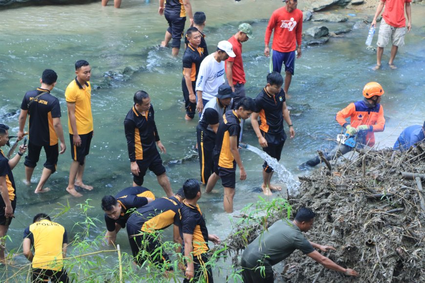 Polres Ngawi Dukung Lingkungan Lestari Lewat Bersih Sungai