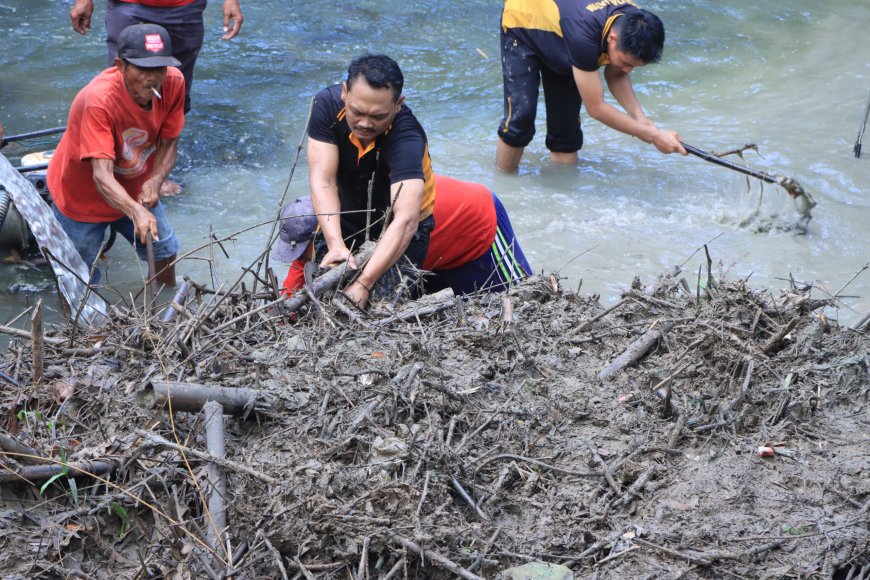 Sungai di Ngawi Dibersihkan Polres dalam Program ASRI