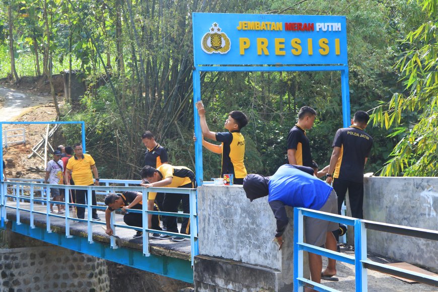 Polres Ngawi Rampungkan Perbaikan Jembatan Merah Putih Presisi di Blandongan   