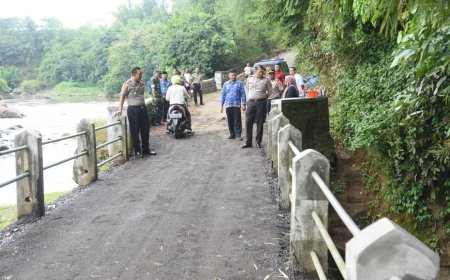 Polres Bondowoso Bangun Jembatan untuk Permudah Aktivitas