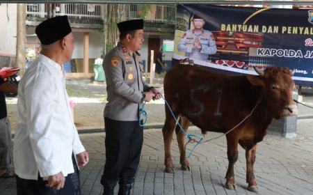 Kapolres Jombang Serahkan Sapi Kurban dari Kapolda Jatim untuk Dua Ponpes