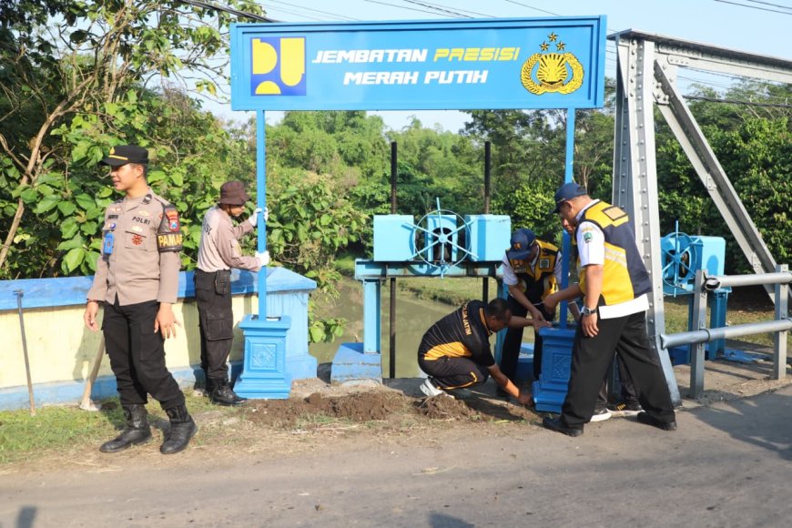 Jembatan Mangge Direvitalisasi, Polres Magetan Hadir untuk Masyarakat