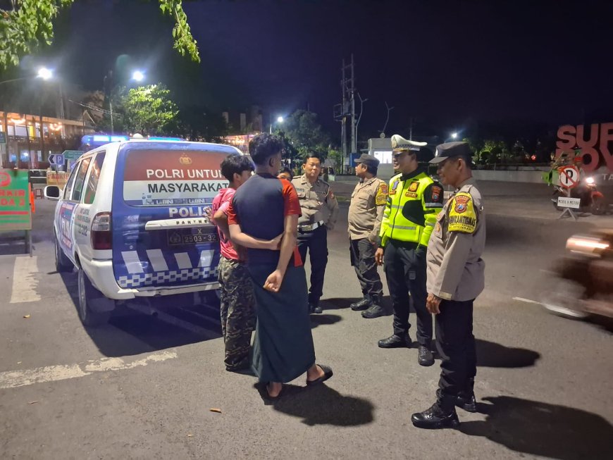 Polisi Edukasi Warga Pesisir tentang Antisipasi Banjir Rob