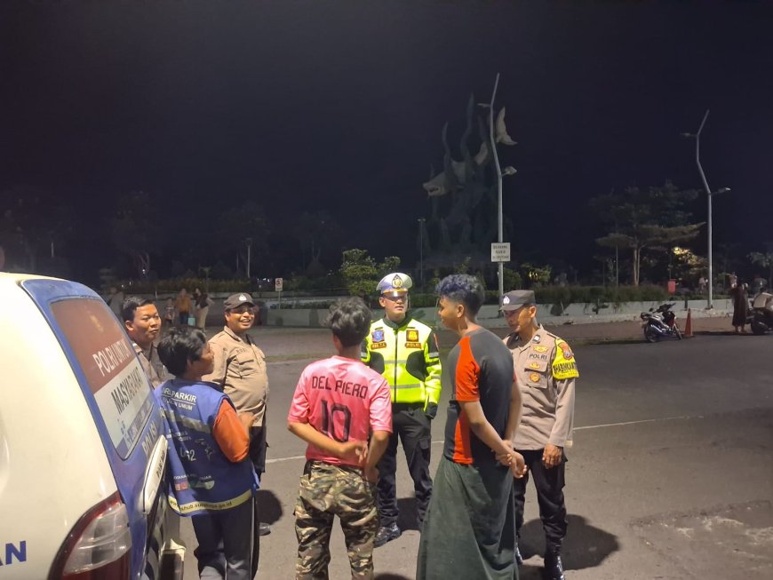Polisi Ingatkan Warga Pesisir Surabaya Waspadai Banjir Rob