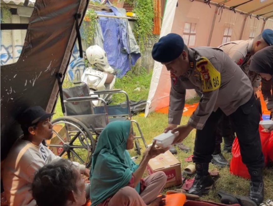 Korban Kebakaran Terima Makanan Siap Saji dari Brimob